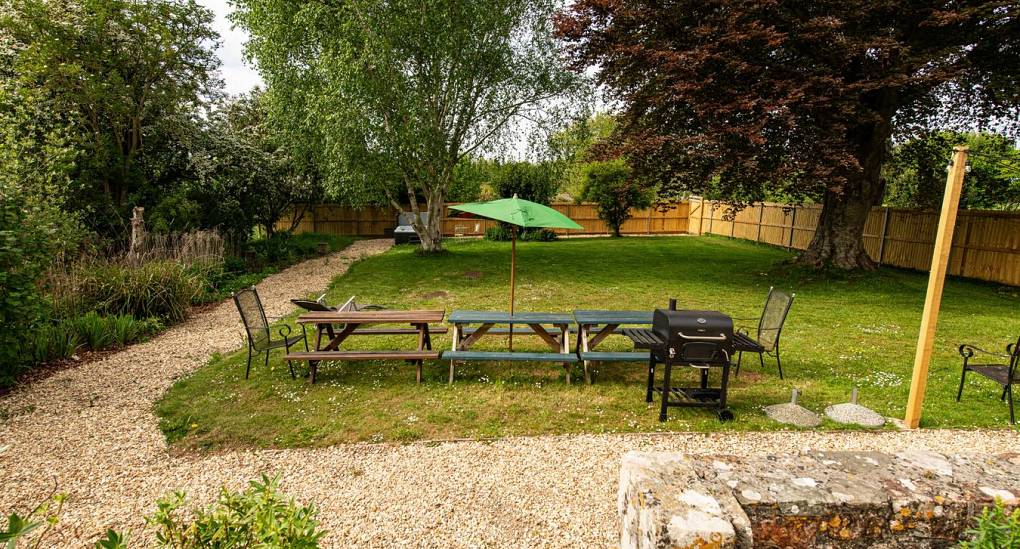 Grand Manor Luxury Party House garden seating