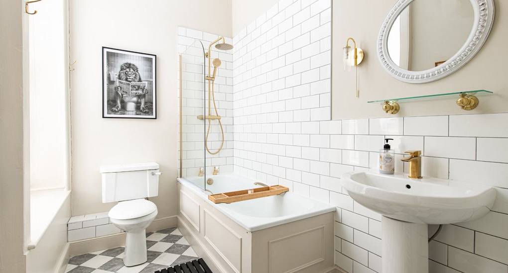 Grand Manor Luxury Party House large en suite with bath and shower 