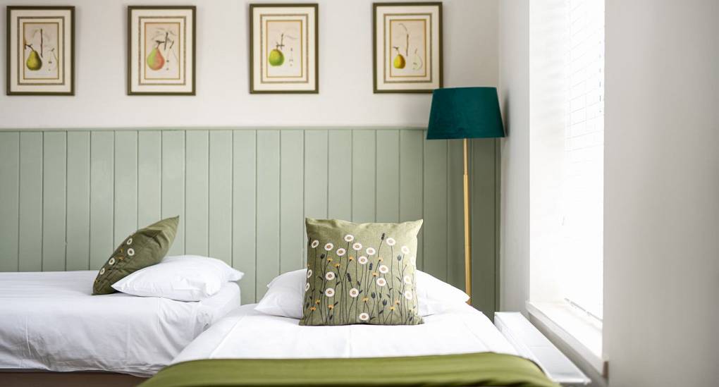 Grand Manor Luxury Party House light and spacious bedroom