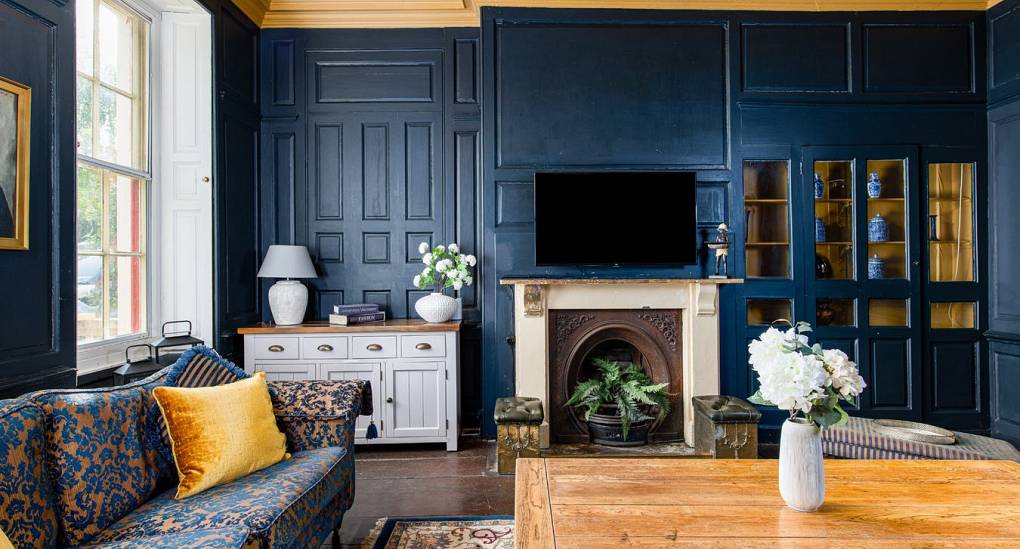 Grand Manor Luxury Party House large blue lounge