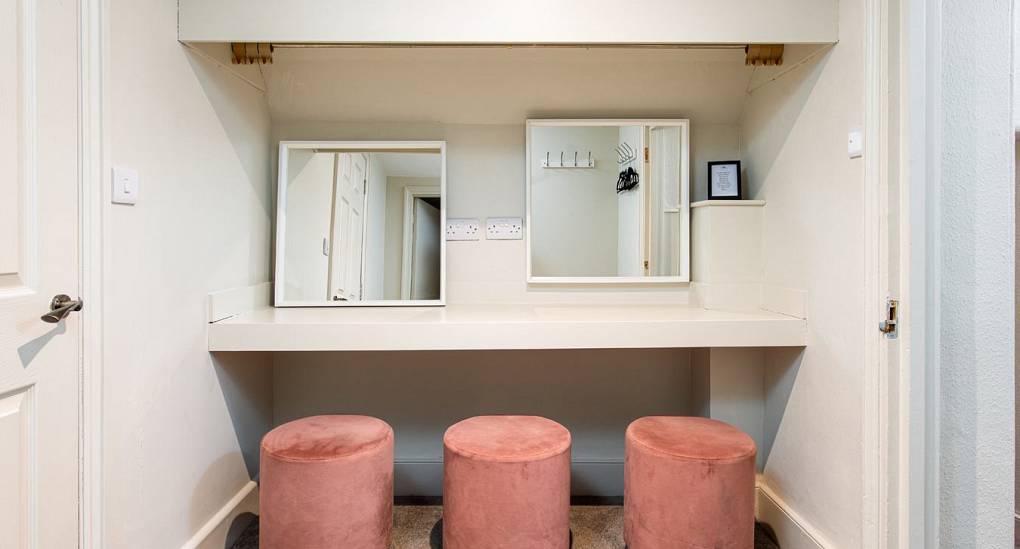 Grand Manor Luxury Party House dressing table in bedroom