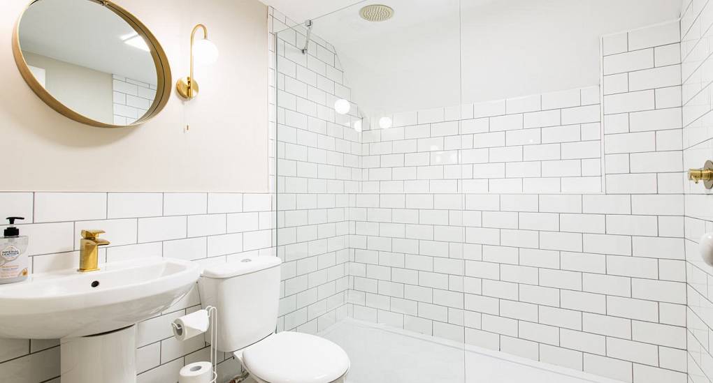 Grand Manor Luxury Party House bathroom with shower over bath