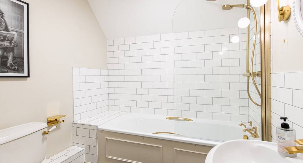 Grand Manor Luxury Party House en suite in bedroom