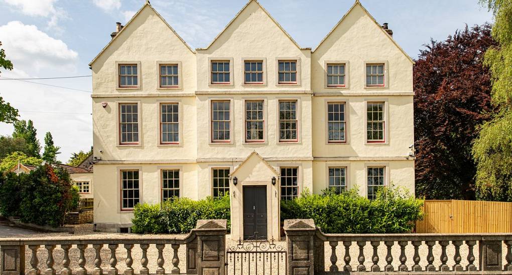 Grand Manor Luxury Party House front walkway