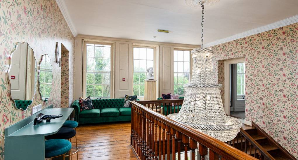 Grand Manor Luxury Party House hallway dressing table and seating