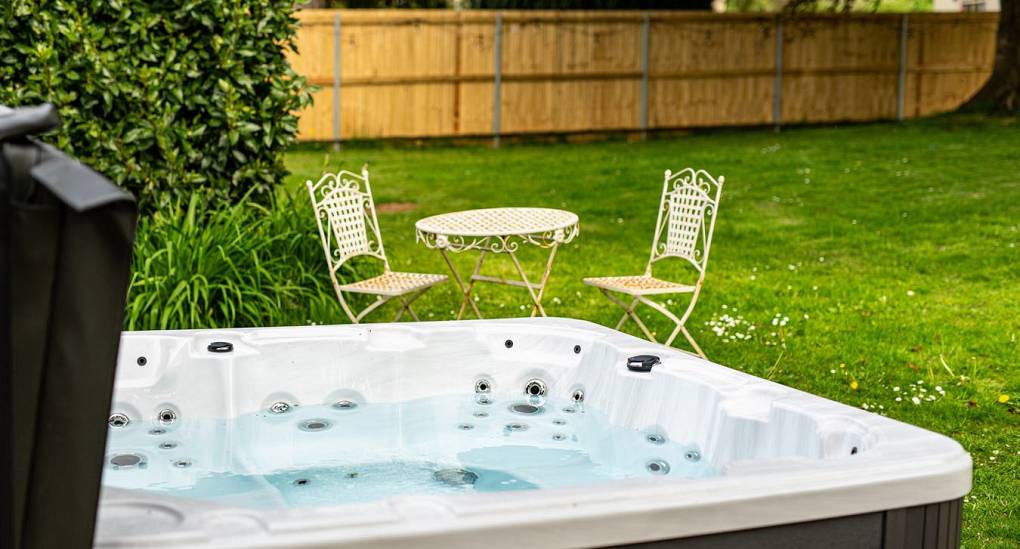 Grand Manor Luxury Party House hot tub