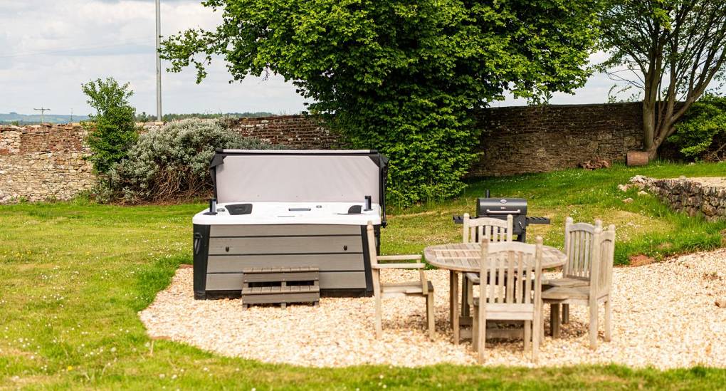 Grand Manor Luxury Party House hot tub and seating