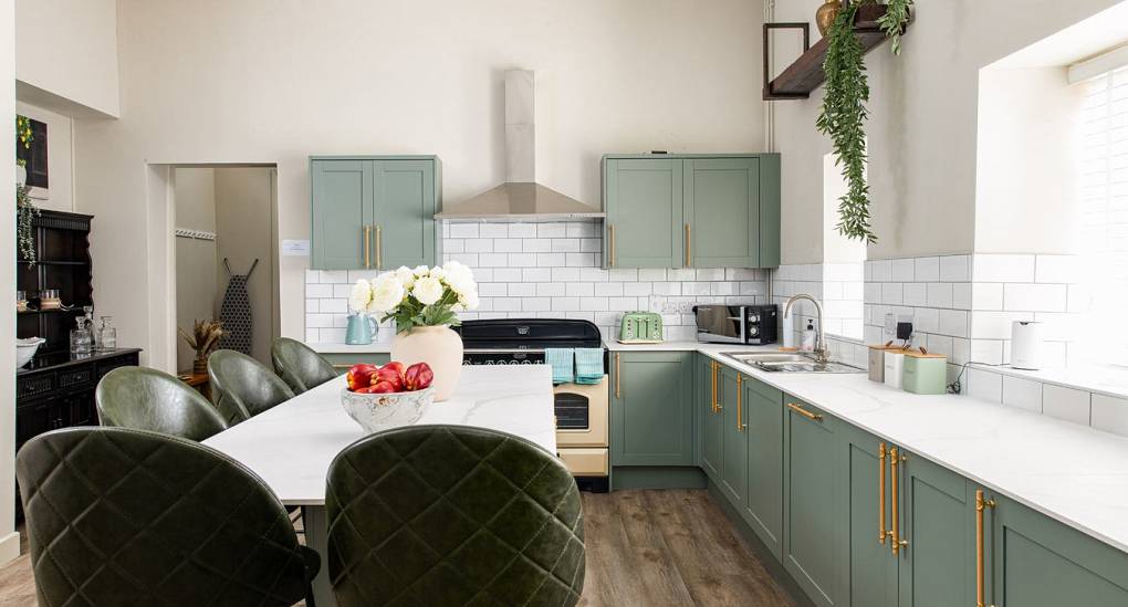 Grand Manor Luxury Party House kitchen table