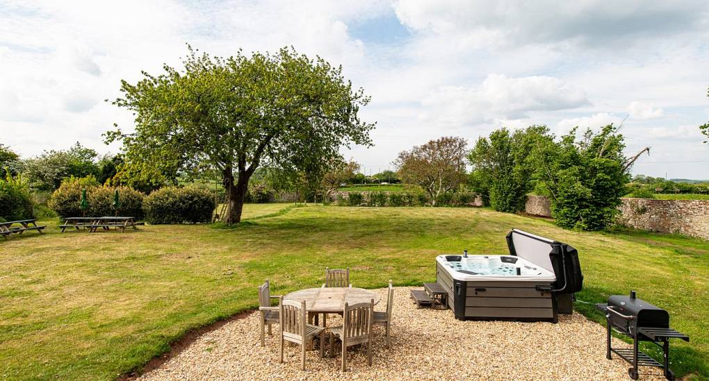 Grand Manor Luxury Party House garden hot tub view