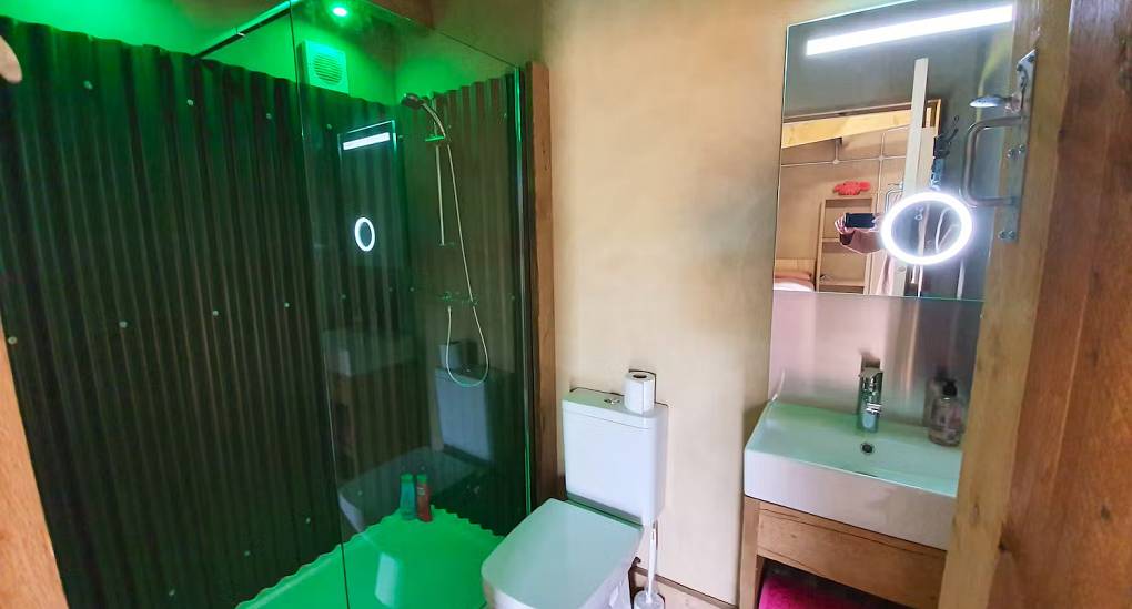 Hen Party Accommodation bathroom 1