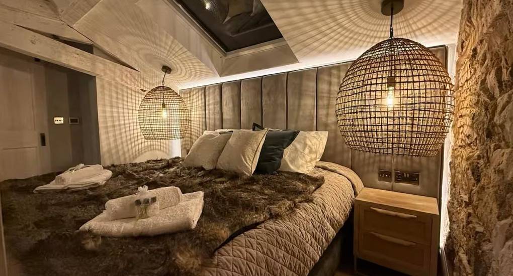 House of Dreams nr Chester cozy double bedroom, perfect for a hen weekend retreat.